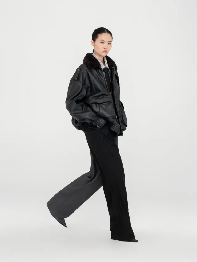 Feng Chen Wang Pebble PU Læderjakke oversize sort pels